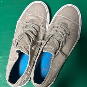 Malibu Women's Canvas Sneakers in Light Taupe with Blue Insole